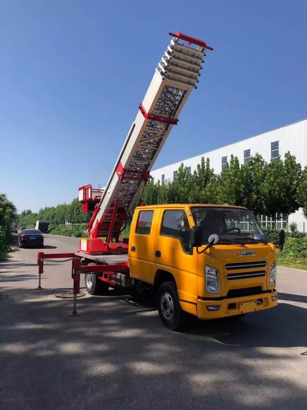 大安附近的云梯车出租服务：轻松解决高空作业需求